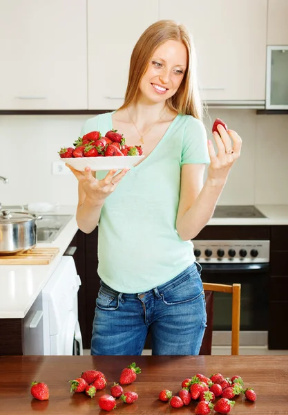 Girl holding strawberries — Stock Photo, Image