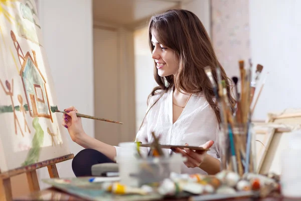 Женщина рисует на холсте — стоковое фото