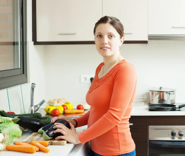 Femme avec aubergines dans sa cuisine — Photo