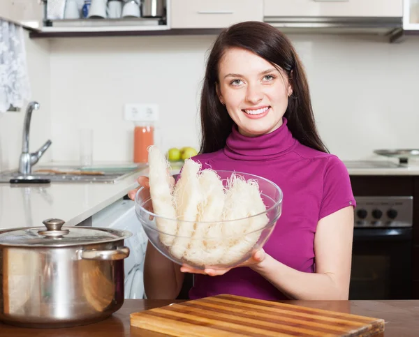 Femme avec des nouilles de riz — Photo