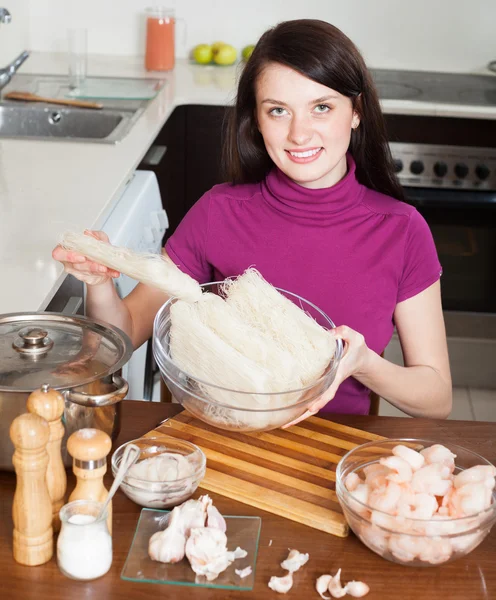 Kadın ile noodles ile deniz ürünleri yemek için malzemeler — Stok fotoğraf