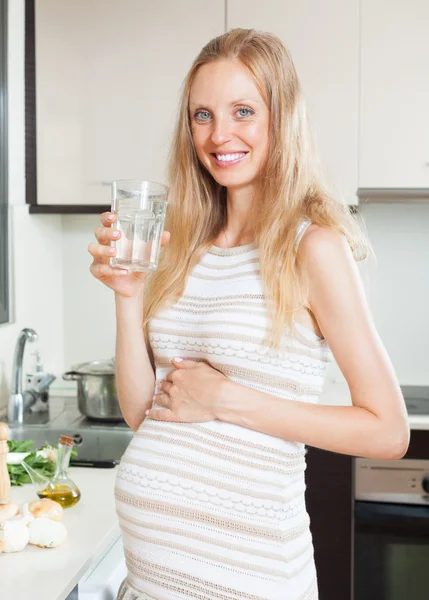 Glückliche schwangere Frau mit Wasser — Stockfoto
