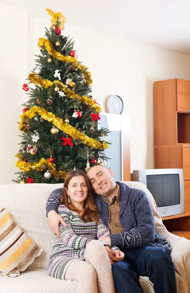 Coppia vicino a un albero di Natale — Foto Stock