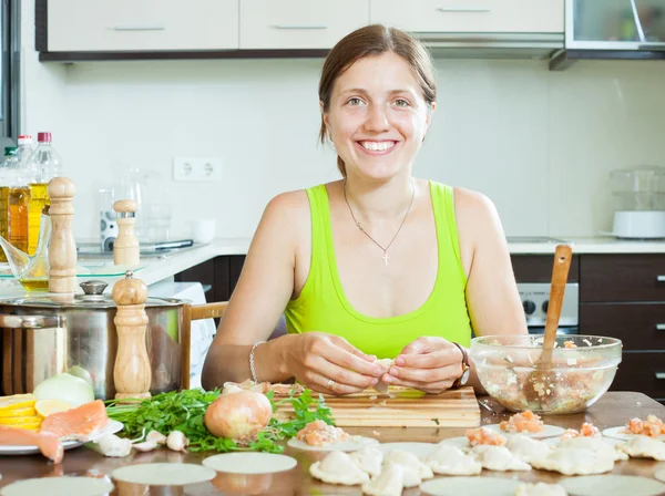 Albóndigas con pescado en la cocina casera — Foto de Stock