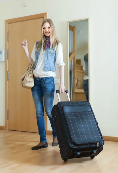 Ung kvinna med bagage — Stockfoto