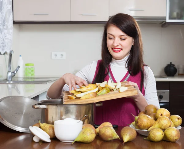 Brunette vrouw koken peer jam — Stockfoto