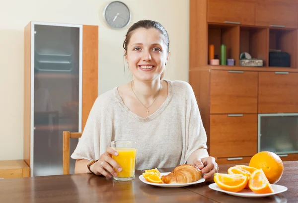 Frau frühstückt mit Saft — Stockfoto