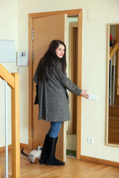 Evden ayrılacak palto olarak kadın — Stok fotoğraf