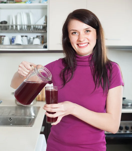 Usmívající se žena nalévat ovocný nápoj nebo šťáva — Stock fotografie