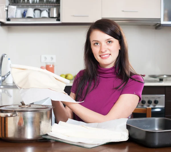 Meisje koken met bereid winkel gekochte deeg — Stockfoto