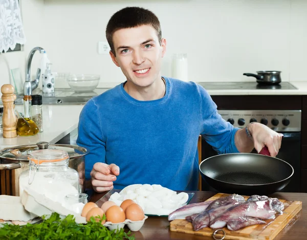 Хлопець, приготування їжі — стокове фото