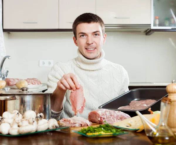 Guy cucina carne cruda — Foto Stock