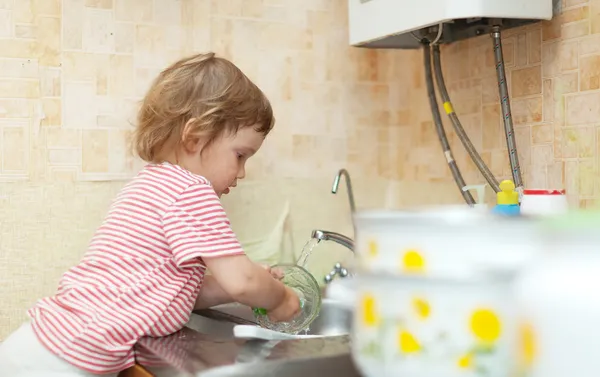 Bebé niña lava platos — Foto de Stock