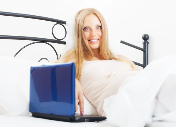 Schwangerschaft Frau mit Laptop im Bett — Stockfoto