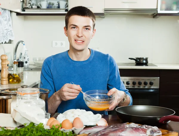 Homem calamari cozinhar — Fotografia de Stock