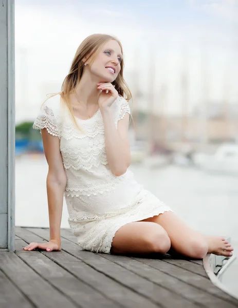 Schwangerschaft Frau sitzt in der Nähe von Seehafen — Stockfoto