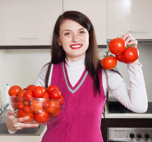 Donna felice con pomodori rossi — Foto Stock