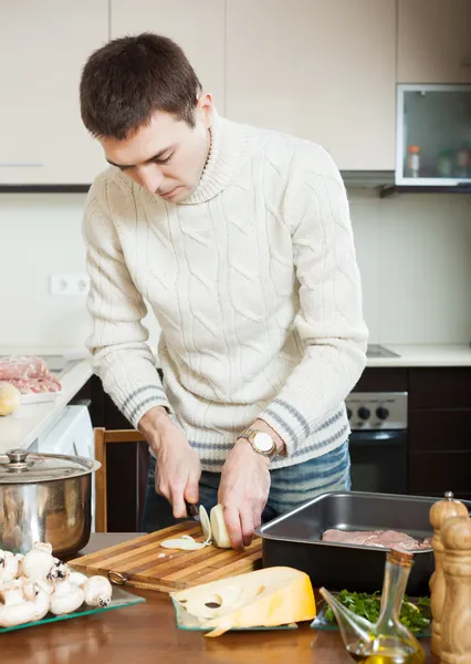 Άνθρωπος μαγείρεμα γαλλικό στιλ κρέας — Φωτογραφία Αρχείου