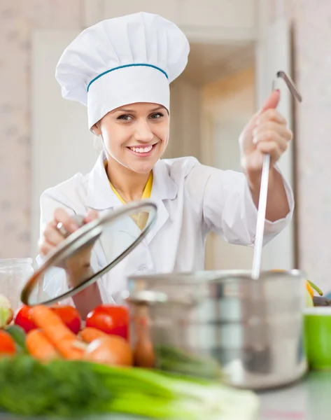 Laga mat i vit toque på kök — Stockfoto