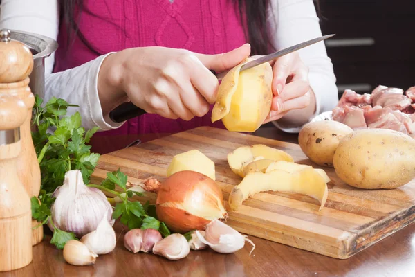 Vrouwelijke handen schoonmaak aardappelen — Stockfoto