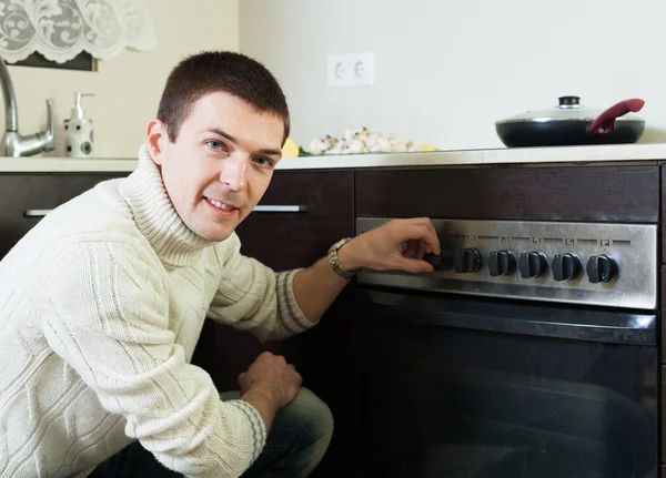 Man roasting meat in the oven — Stock Photo, Image