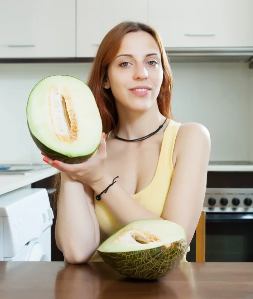 Ung hemmafru anläggning mogen melon — Stockfoto