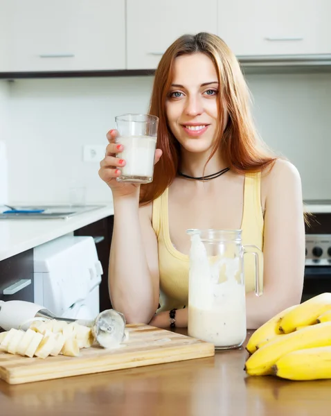 Glad tjej dricka mjölk shake — Stockfoto