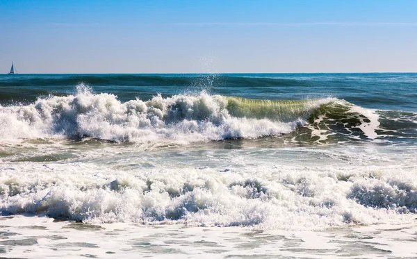 Havet våg vid Medelhavet — Stockfoto