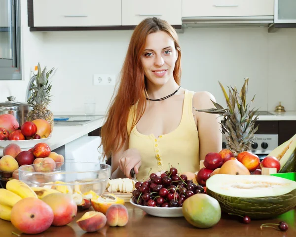 Femme positive faisant salade de fruits — Photo