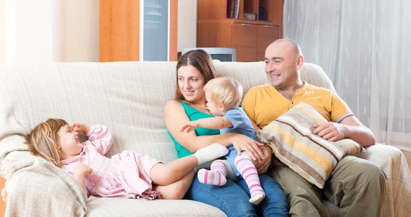 Parents avec deux enfants avec deux enfants — Photo