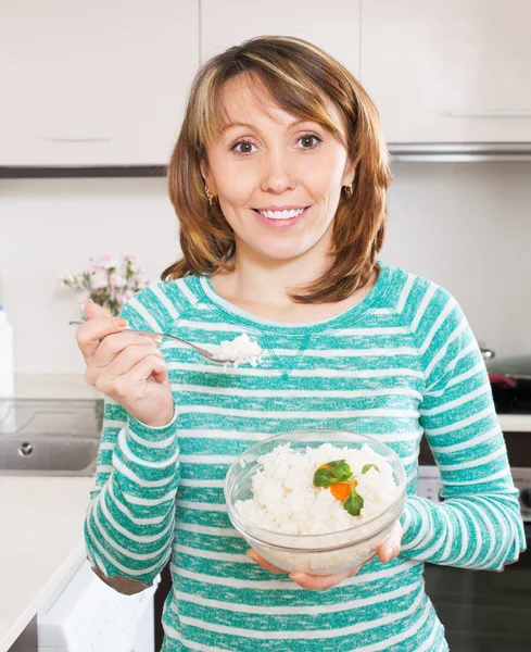 Mulher feliz comer arroz fervido — Fotografia de Stock