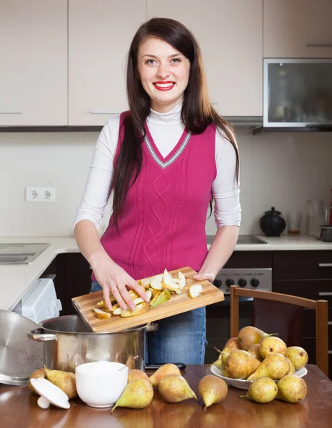 Brunett tjej matlagning päron jam — Stockfoto