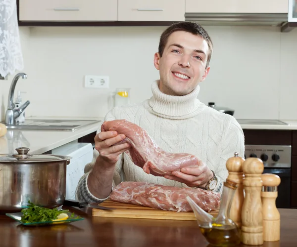 Хлопець приготування телятина — стокове фото