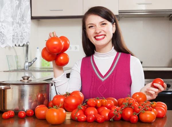Szczęśliwa kobieta z pomidorami — Zdjęcie stockowe