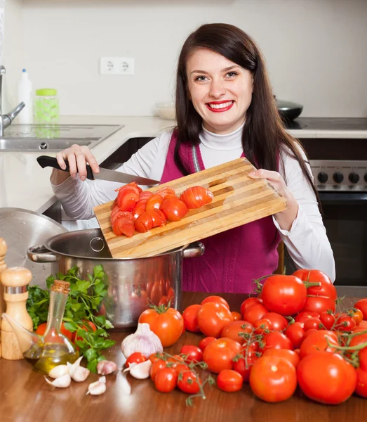 Kadın ile domates yemek — Stok fotoğraf