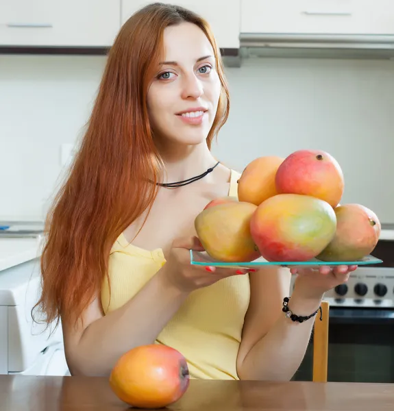 Woman holding plate with ripe mango — Stock Photo, Image