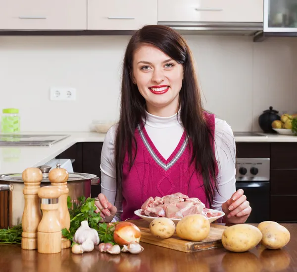 Kvinnan matlagning med kött — Stockfoto