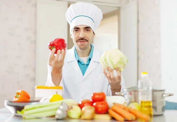 Cozinhar homem cozinhar com couve-flor e pimenta — Fotografia de Stock