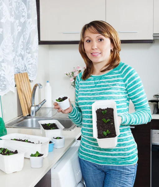 実生植物と笑顔の女性 — ストック写真