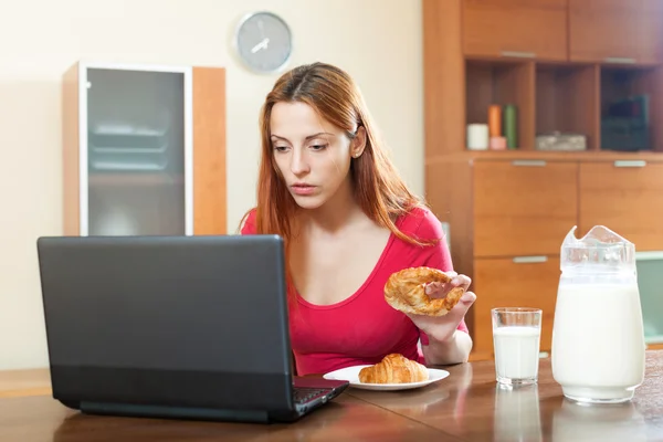 女子のラップトップ上の電子メールのチェック — ストック写真