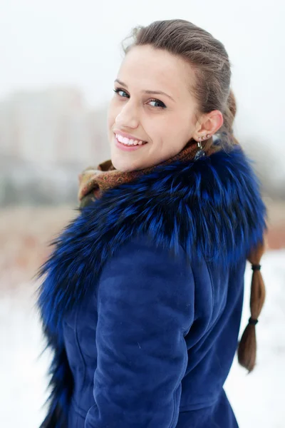 Retrato de inverno de mulher de casaco — Fotografia de Stock