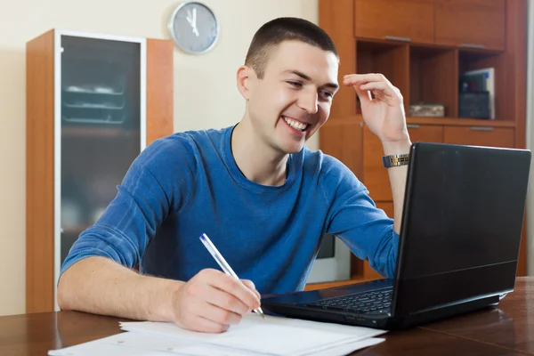 Mann starrt auf Finanzunterlagen — Stockfoto