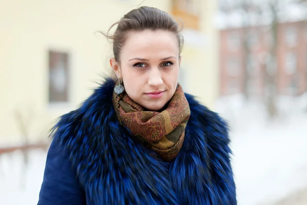 Nő: téli utca — Stock Fotó