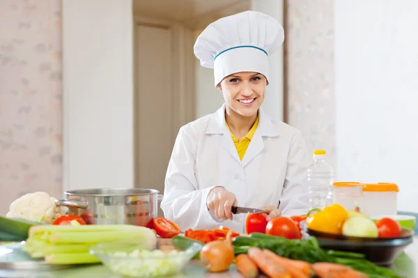 Cook works with vegetables — Stock Photo, Image