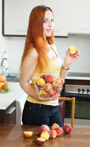 Vacker kvinna med persikor — Stockfoto