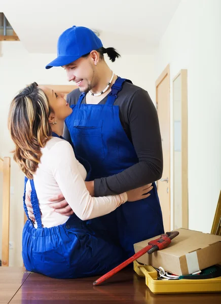 Tjänst man och kvinna med flirt — Stockfoto