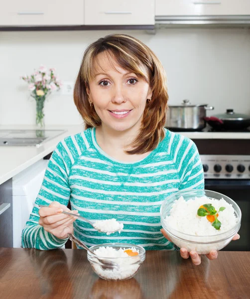 Donna in verde con riso bollito — Foto Stock