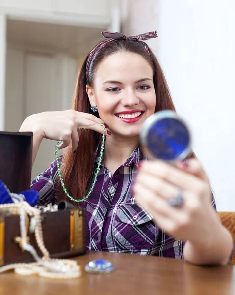 Woman tries necklace — Stock Photo, Image