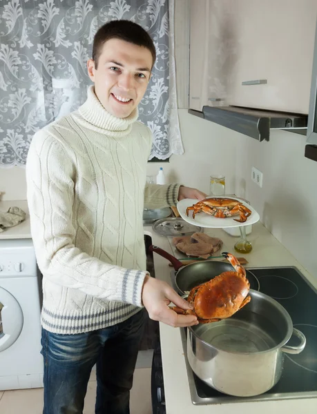 Handsome man cooking raw crabs — Stock Photo, Image