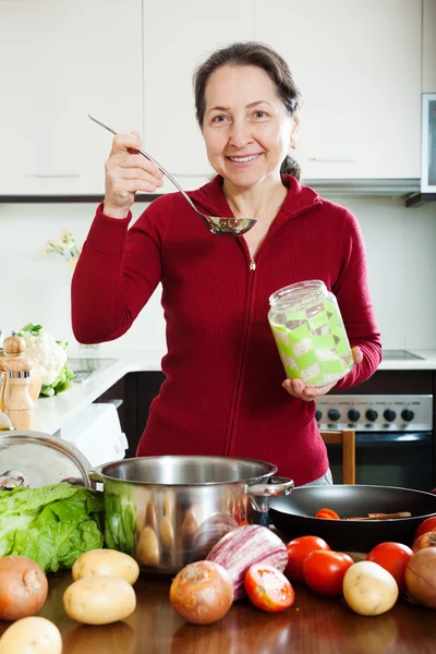 Mulher madura cozinhar emprestou sopa de dieta com arroz — Fotografia de Stock